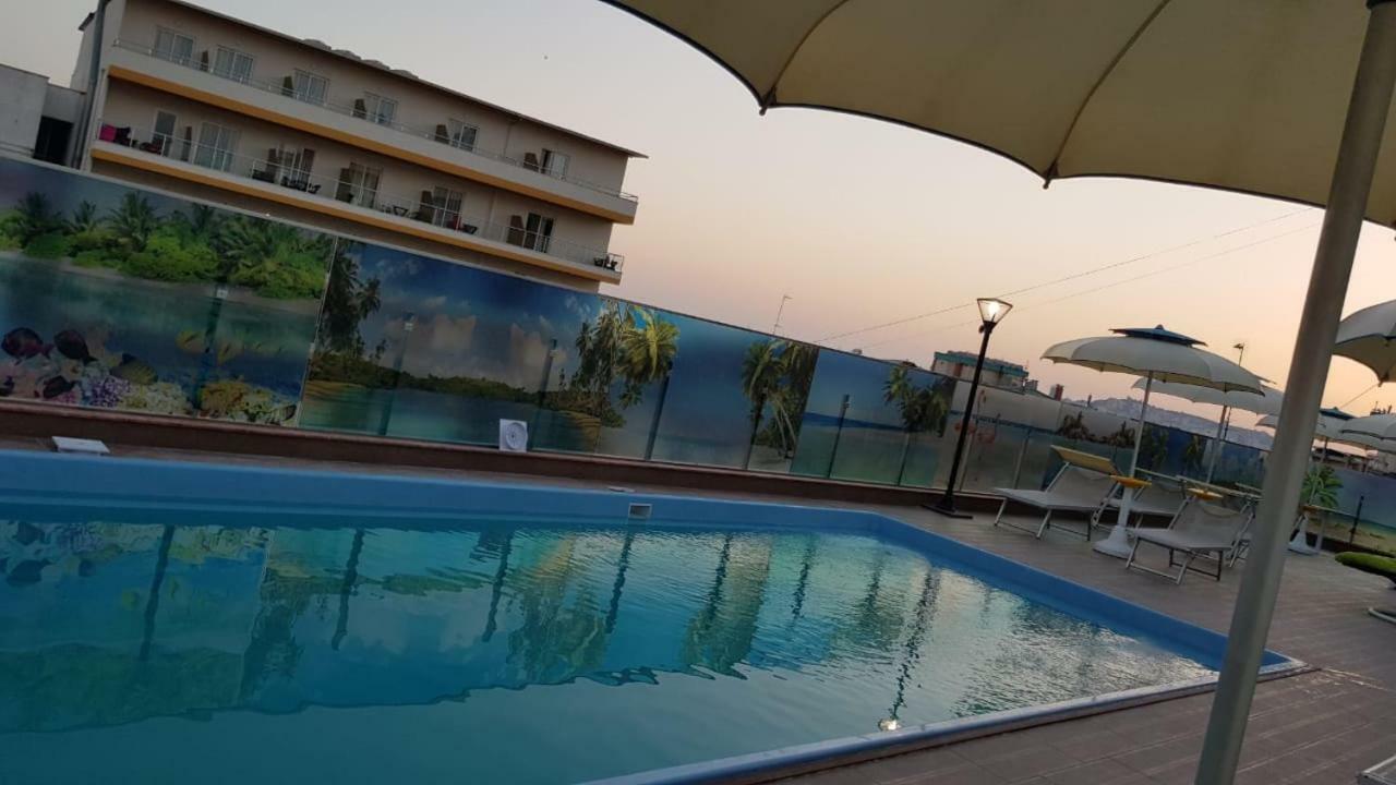 Hotel Antalya - Beach Durrës Exteriör bild